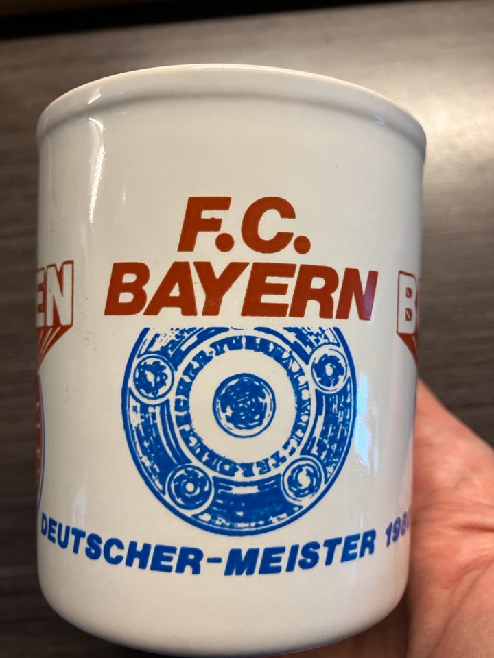 Original Bayern München-Tasse „Die Bullen“ aus 1980 in Frankfurt am Main