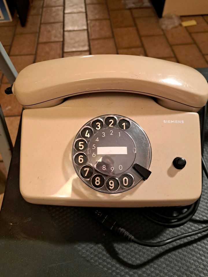 Alte Telefone mit Wählscheibe in Wülfrath