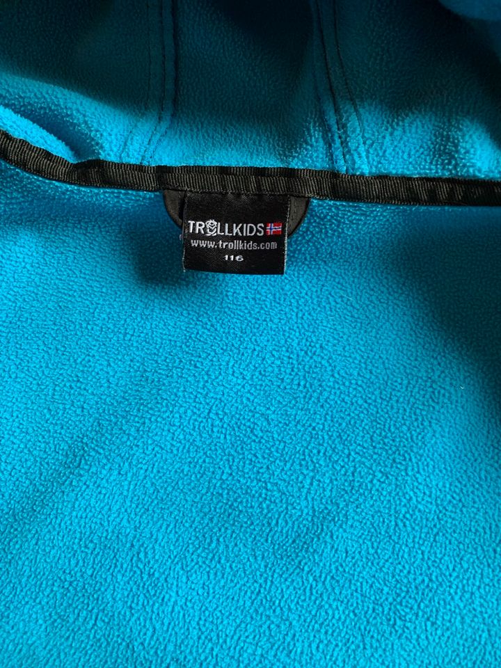 Trollkids Softshelljacke Größe 116 wie neu schwarz blau in Schwanewede