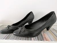 schicke Schuhe mit kleinen Absatz in der Größe 41 Niedersachsen - Ostercappeln Vorschau