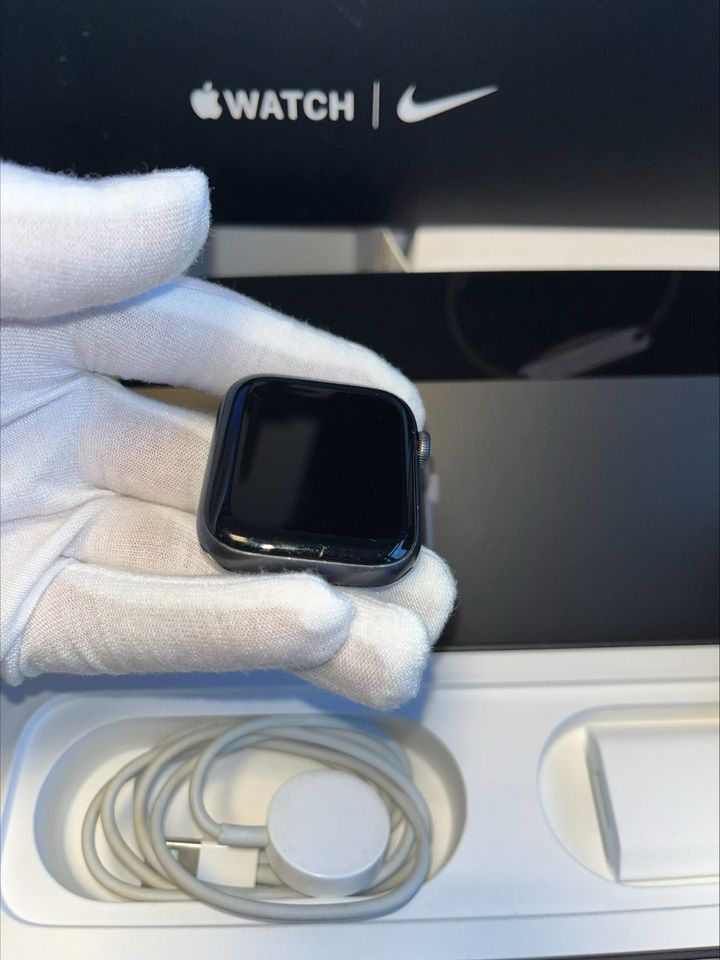 Apple Watch Series 5 GPS + Cellular, 44mm, Akku über 80% in Berlin