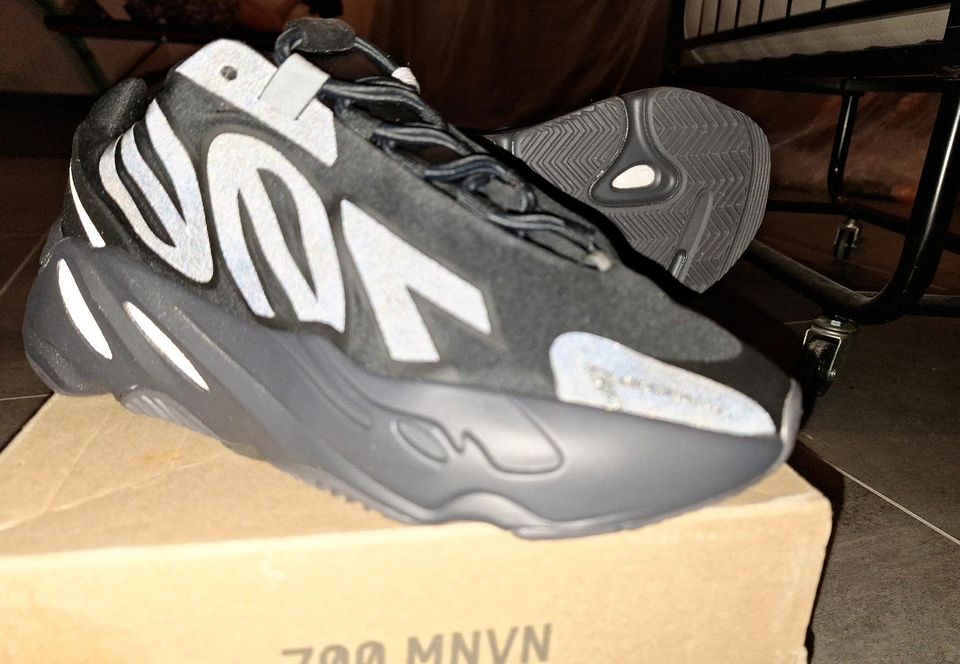 Yeezy 700mnvm black in Odenthal