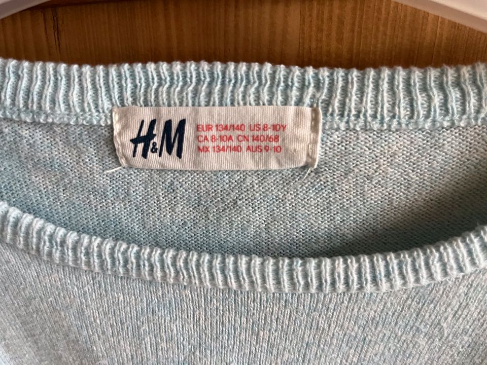 H&M Pullover mit Pailletten Herz hellblau Größe 134/140 in Holzkirchen