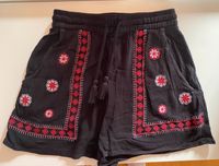 Neuwertig* Shorts/ kurze Hose Gr.32 Damen schwarz rot Nordrhein-Westfalen - Schleiden Vorschau