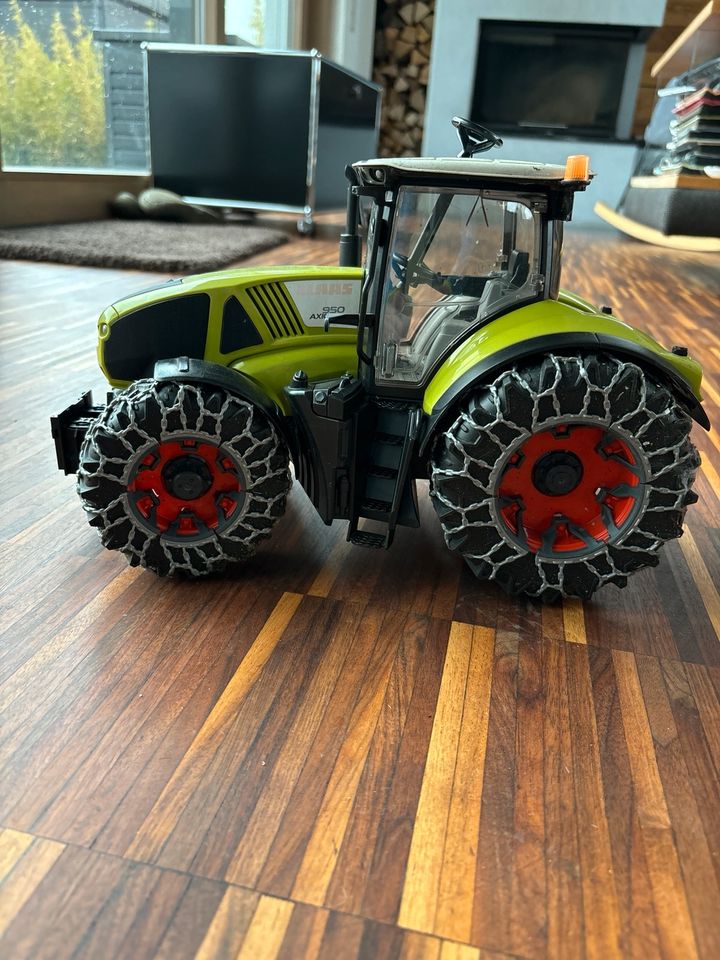 Claas Traktor mit Schneeketten von Bruder, kaum bespielt in Pfullingen