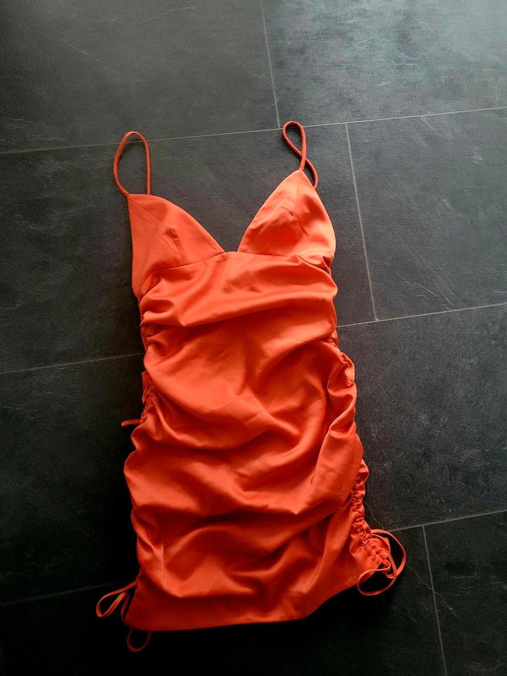 Niedliches Satinkleid von Zara NBD. Gr. XS. Sexy. Rückenfrei. in Gütersloh