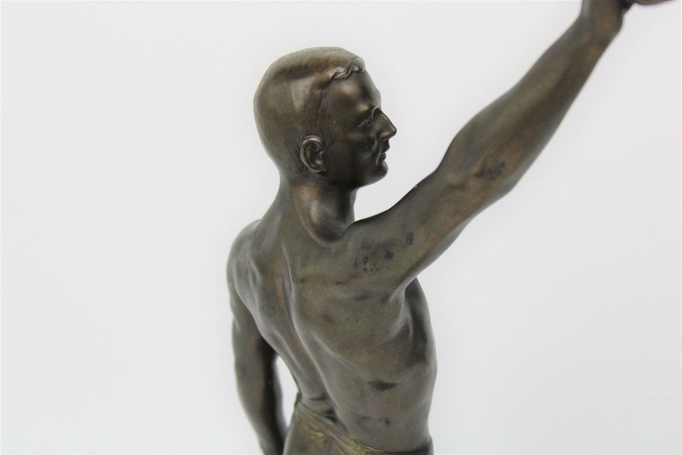 Skulptur, Jugendstil Athlet mit Lorbeerkranz, 44 cm in Fürth
