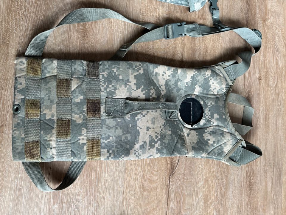 US Army Acu Jacke Hose diverse Pouches und Trinkblase in Hallstadt