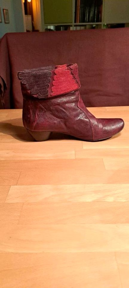 2 Paar Stiefel in schwarz oder bordeaux Gr. 38,5 und 39 in Bremen