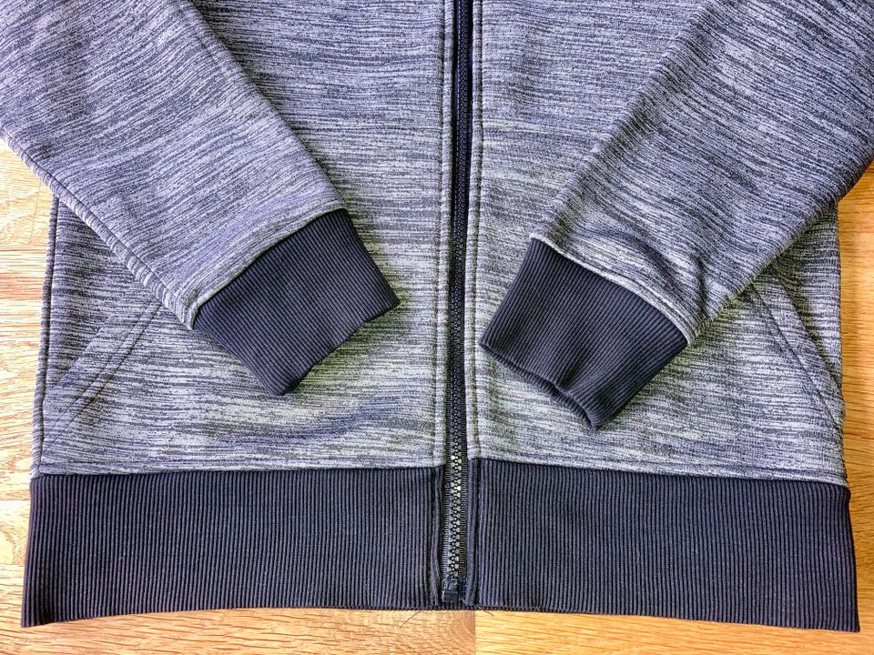 Yigga Sweat- SportJacke Gr. 146 152 schwarz mit Kapuze in Schneverdingen