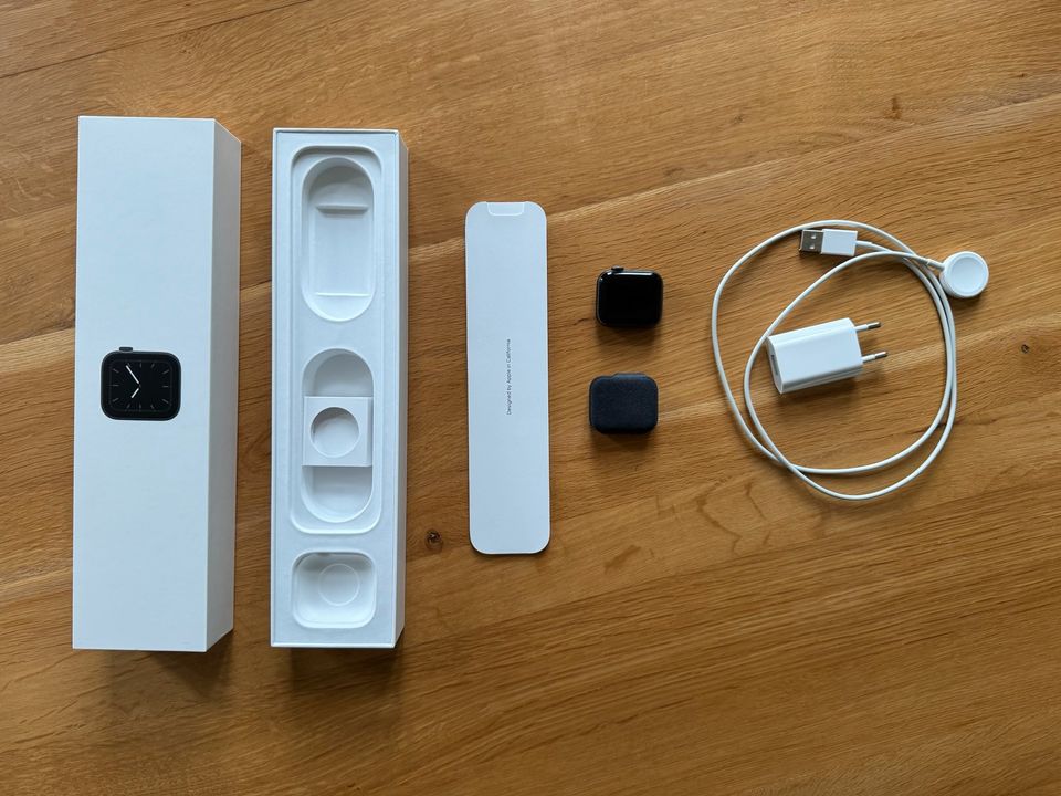 Apple Watch Series 5 GPS 40 mm Aluminium Grau | ohne Armband in Berlin