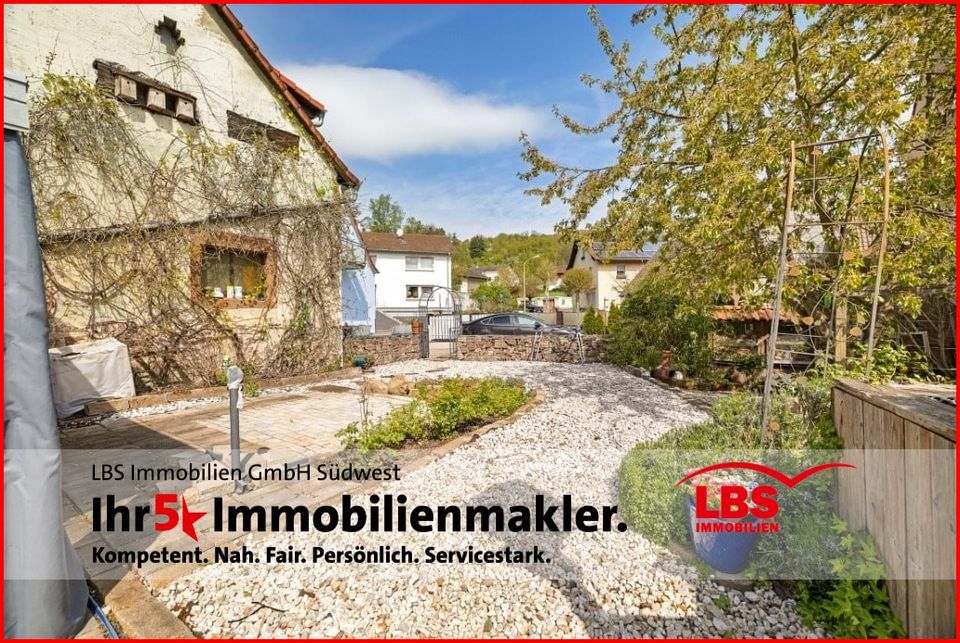 Umfangreich energetisch saniertes bäuerliches Anwesen mit Nebengebäuden und Garten in Schweisweiler