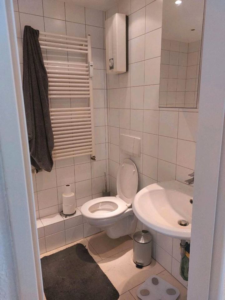 Zimmer in möblierter Wohnung am liebsten an Wochend Heimfahrer in Köln