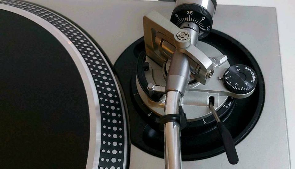 Plattenspieler Technics 1200 Silver Edition in Würzburg