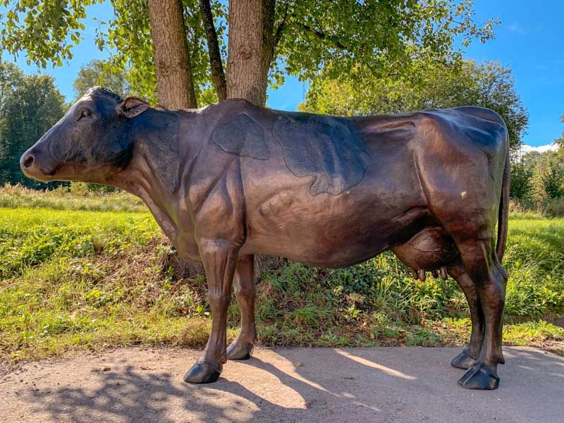 Lebensgroße Bronzefigur einer Kuh - Charmante Gartendekoration in Wickede (Ruhr)