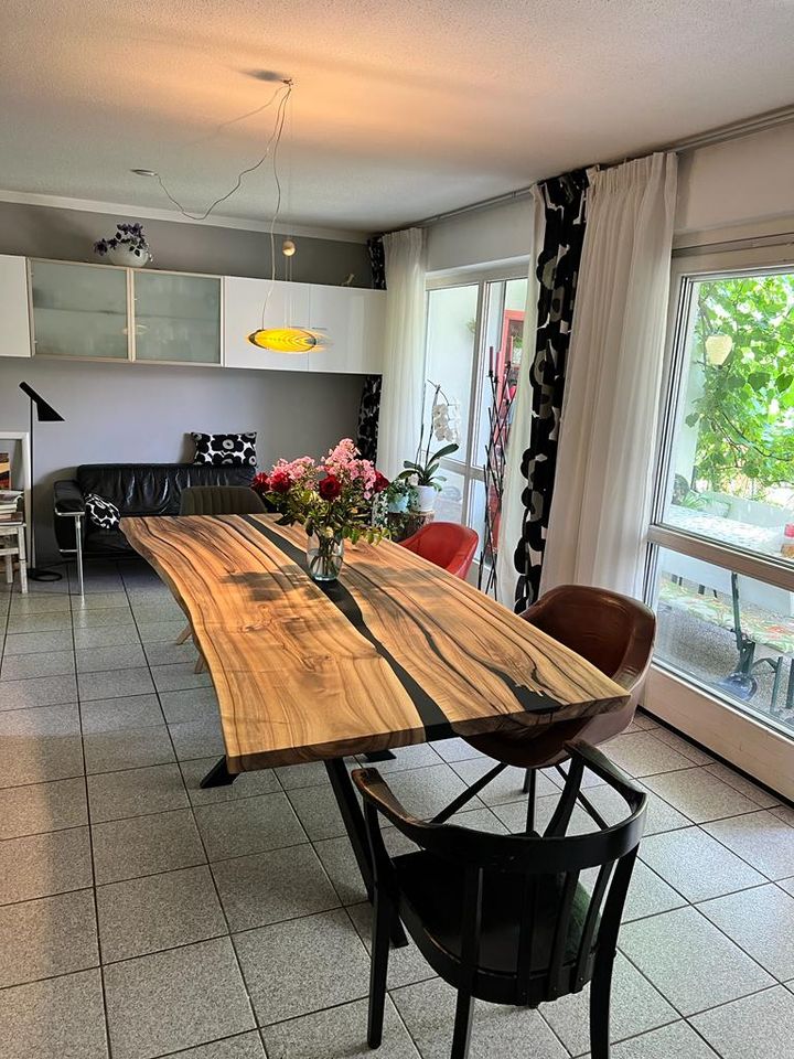 Esstisch nachhaltig, Esstisch massiv, Tisch mit Baumkante, Schweizer Kante, verschiedene Holzarten in Aschheim