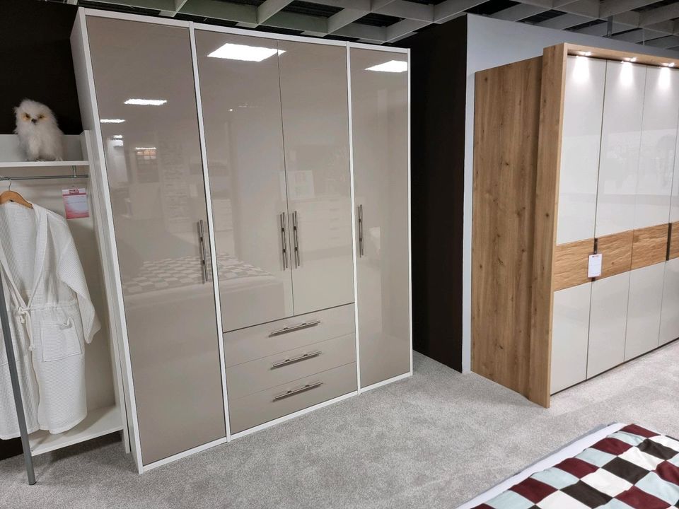 Moderner Kleiderschrank mit Hochglanz-Fronten in Pewsum