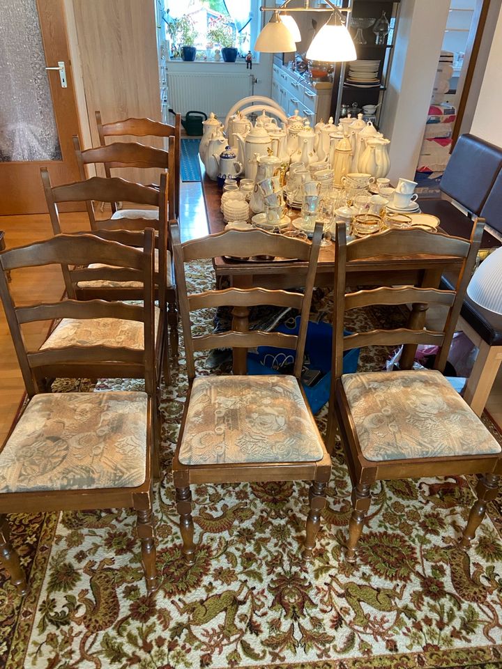 Esstisch ausziehbar antik sechs Stühle in Baunatal