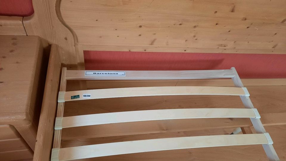 Massivholz Doppelbett (2x2m) mit Nachttischen in Iffezheim