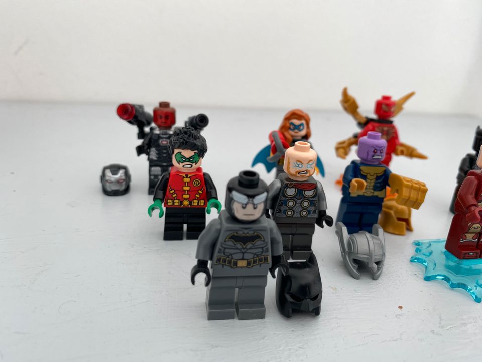 Konvolut Lego DC Avengers 9 Minifiguren Thor Thanos Robin in Gaggenau