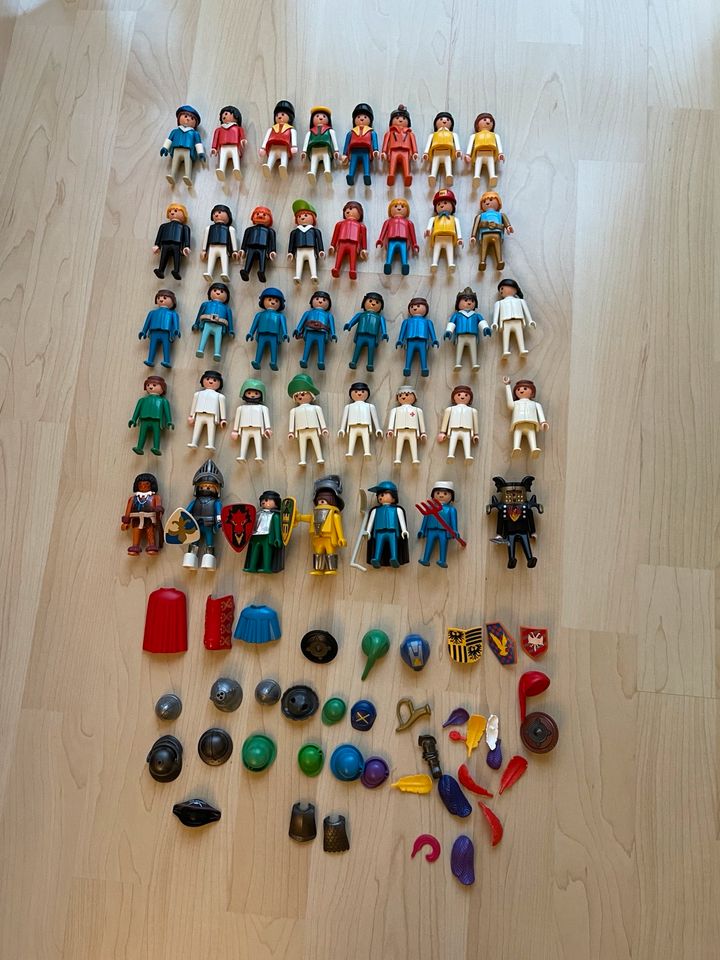 Konvolut 40 Figuren Geobra Playmobil 1974 Spielzeug Zubehör in Berlin