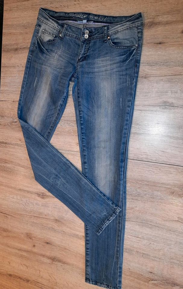 Gr.M/38/40 jeans blau destoyed used slim röhrenjeans weijl in Treuchtlingen