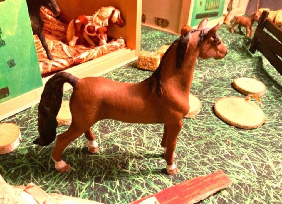 Schleich Figuren ( Pferde), Stall und Koppel (2) in Bielefeld