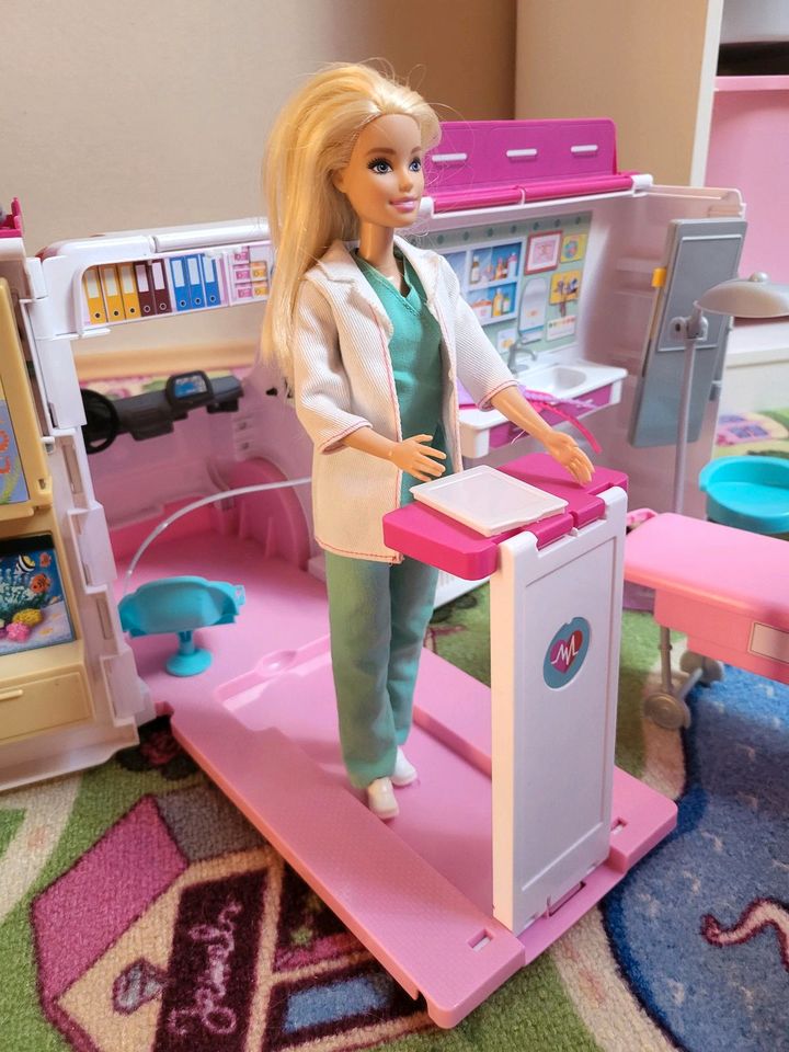 Barbie Krankenwagen + Set Babydoctor in Weinböhla