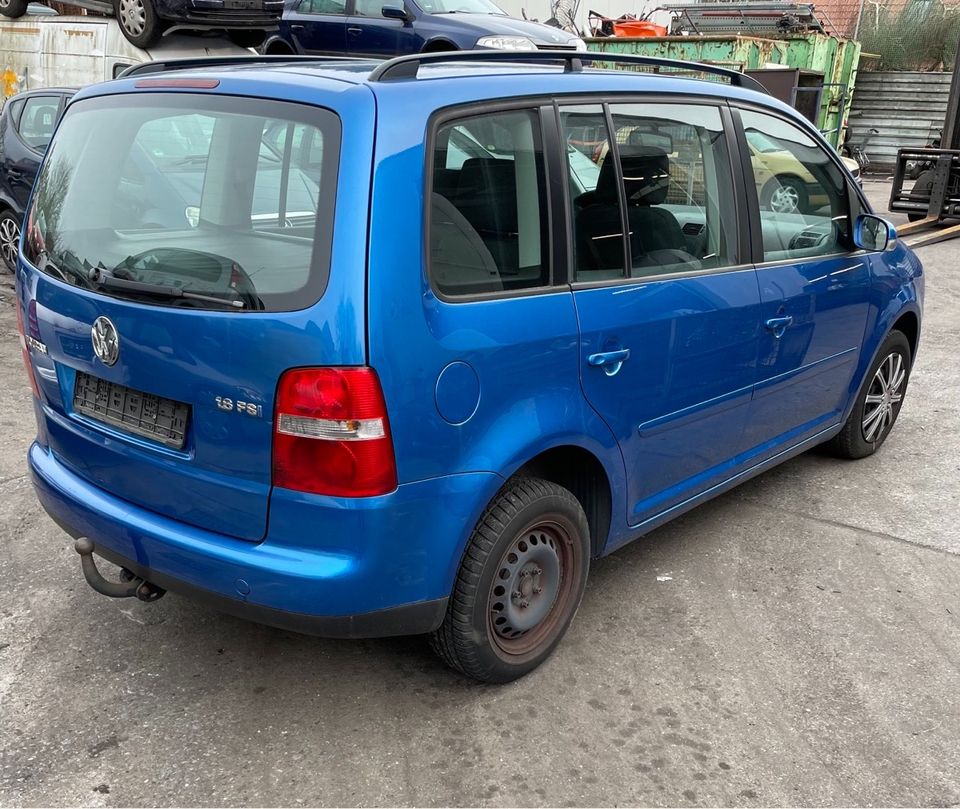 SCHLACHTFEST  VW Touran 2004 LA5X Blau in Bielefeld