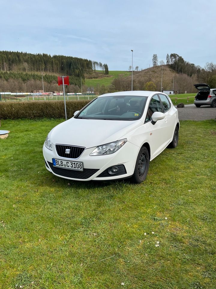 SEAT Ibiza 1,2 ST Style top achtfach bereift mit Alufelgen in Bad Berleburg