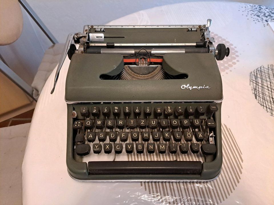 Olympia Schreibmaschine antik Deko Nur Abholung in Nordrhein-Westfalen -  Oberhausen | Kunst und Antiquitäten gebraucht kaufen | eBay Kleinanzeigen  ist jetzt Kleinanzeigen
