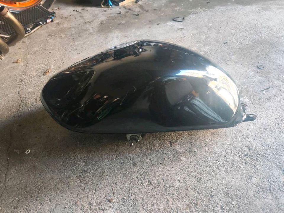 Streetfighter 1200 Bandit Pop Tank mit DET 100 Tacho in Hamburg