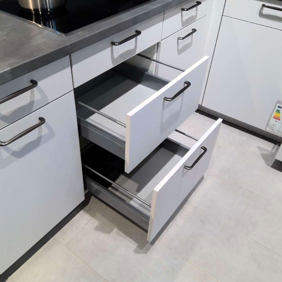 Moderne Einbauküche NOBILIA Touch mit Elektrogeräten, grau/weiß in Werl