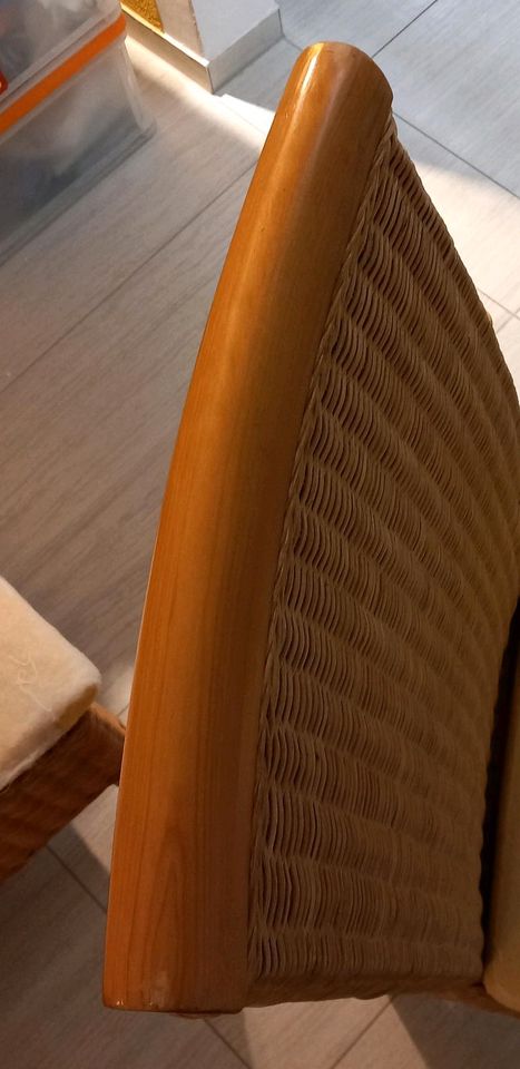 4 hochwertige Rattanstühle in zeitlosem Design mit Sitzkissen in Bad Vilbel