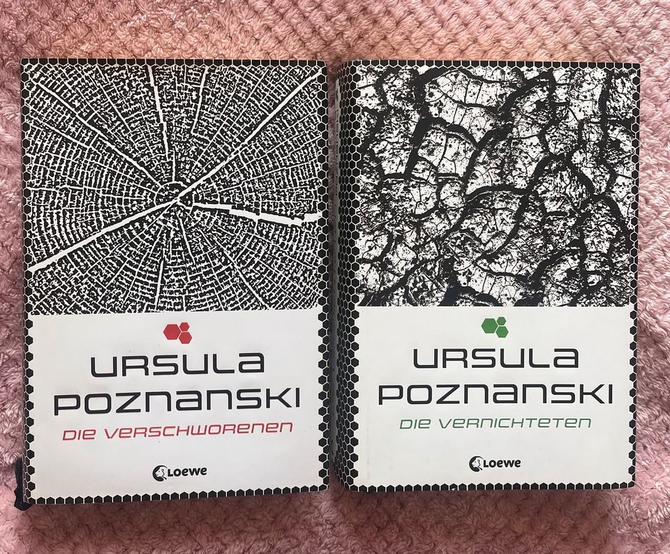 Verschiedene Bücher von Ursula Poznanski in Riegelsberg