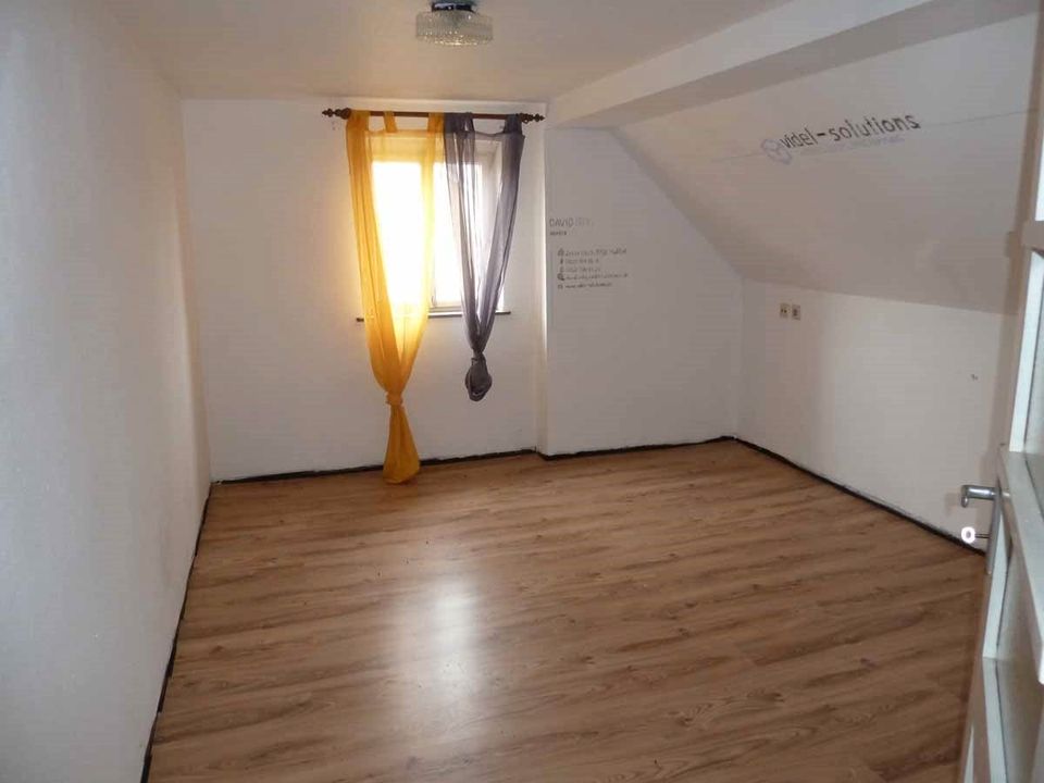 Zentral gelegenes 2-Fam.-Wohnhaus mit mehreren Nebengebäuden (Scheune), Hausgarten, Innenhof, Grund 516m², Wohnfl. 170m²! in Zeil