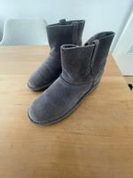 UGG halbhohe Wildleder-Stiefel, grau, Gr. 37 Essen - Essen-Werden Vorschau