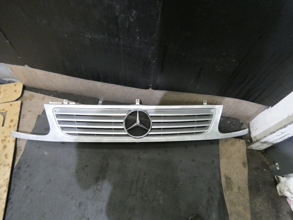 Mercedes W638 Kühlergrill A6388880515 Frontgrill Grau 9744 Bj2001 in Massenbachhausen