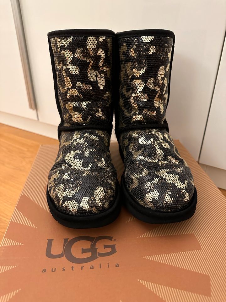 Original UGG Boots Pailletten Schwarz Gold Gr 36/US5 in Berlin -  Charlottenburg | eBay Kleinanzeigen ist jetzt Kleinanzeigen