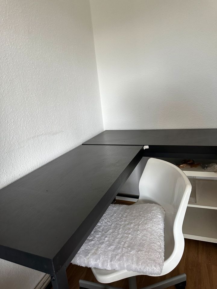Schreibtisch mit Drehstuhl in Leverkusen