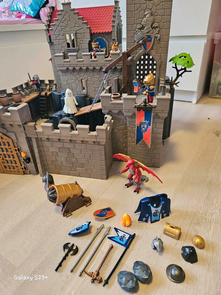 Große Ritterburg von Playmobil (6000) mit viel sehr viel Zubehör in Gronau (Westfalen)