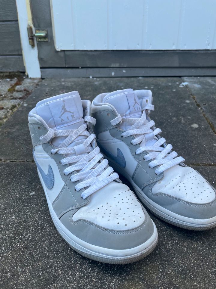 Nike Jordan 1 wolf grey in Bremervörde