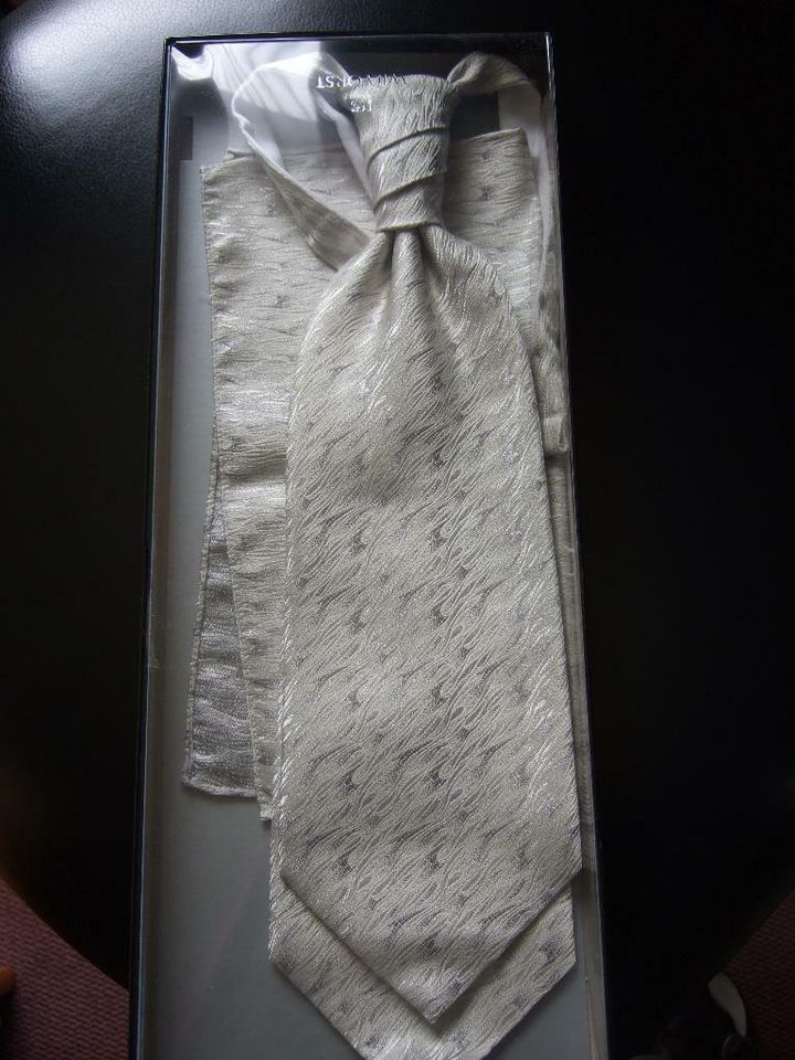 Krawatte und Einstecktuch - WILVORST in Jarplund-Weding