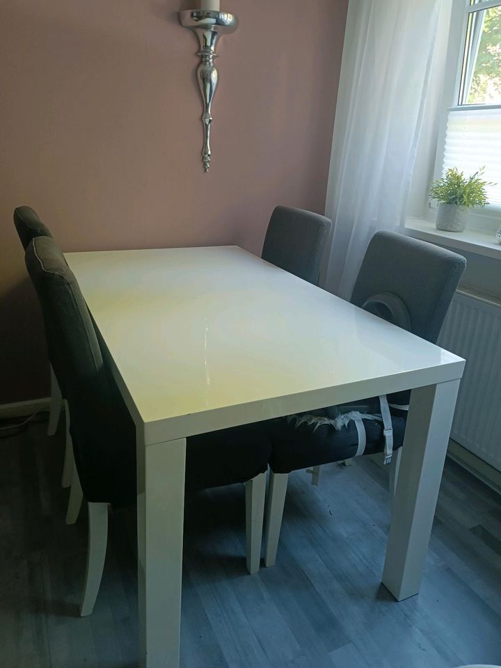 Tisch mit Stühlen in Hamburg