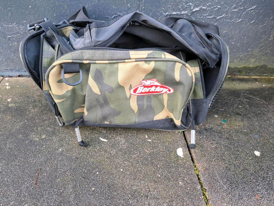 Berkley Camo Shoulder Bag Angeltasche Köder Angeln Baits Outdoor in Bad Bentheim