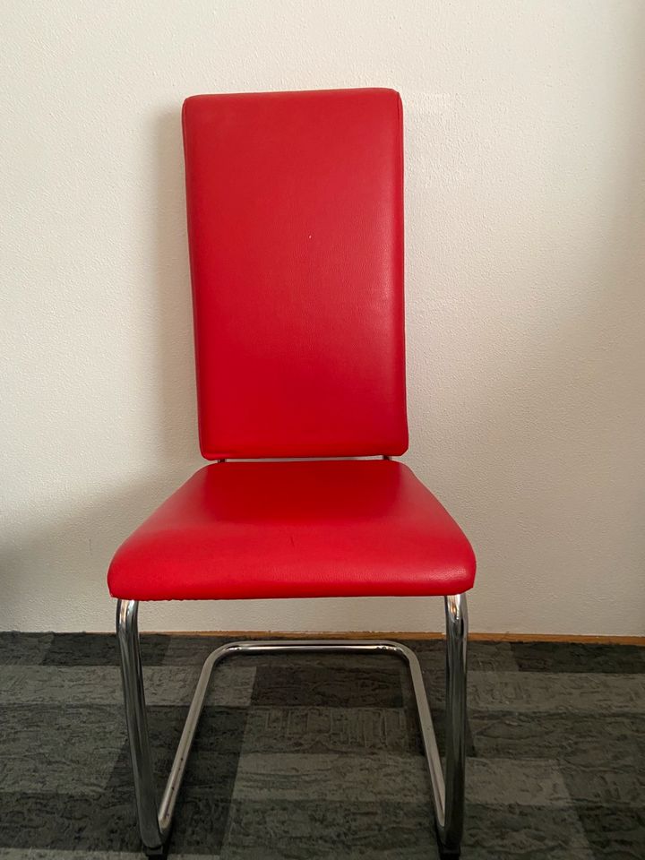 Roter Stuhl in Erding