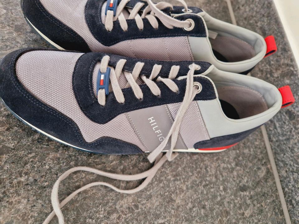 Tommy Hilfiger Sneaker Gr. 44 Schuhe grau blau rot in Lippstadt