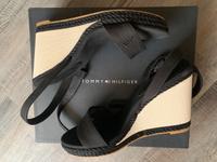 Tommy Hilfiger Wedges Sandalen Keilabsatz Schwarz Beige Größe 38 Nordrhein-Westfalen - Mettmann Vorschau