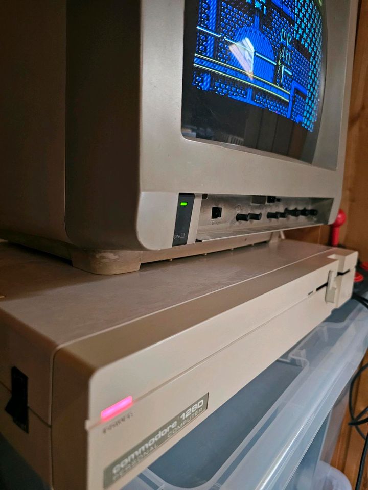 Commodore C128D Inkl. Monitor und 2 Joysticks in Hofheim am Taunus