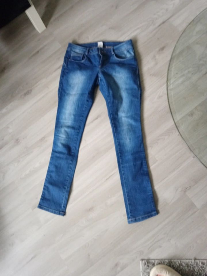 Skinny Jeans Gr 42 in Bietigheim